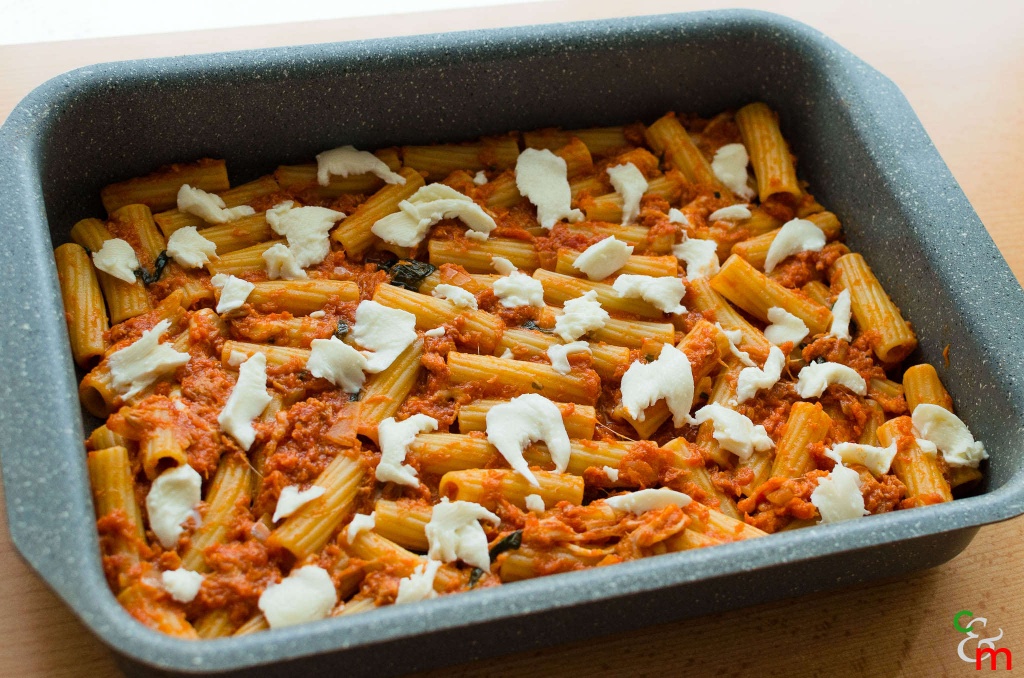Versate il tutto in una teglia da forno e ricoprite con i rimanenti pezzetti di mozzarella.