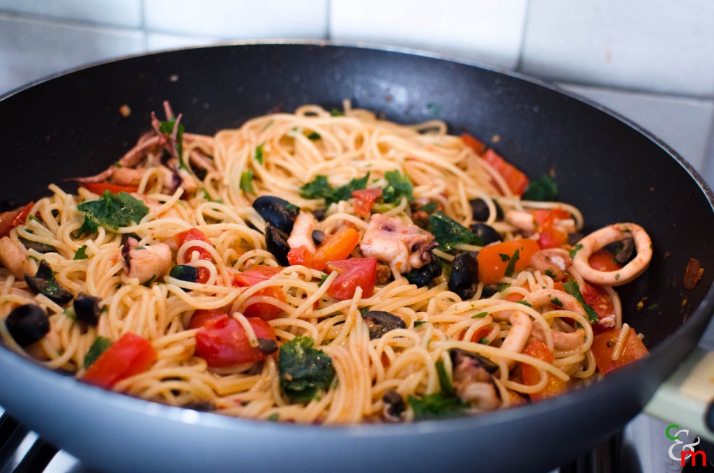 Aggiungete gli spaghettini ancora molto al dente e fate cuocere col sugo, aggiungendo il prezzemolo