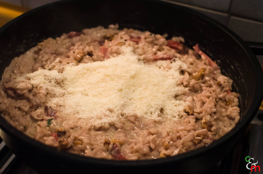 A cottura ultimata spegnete il fuoco, aggiungete il parmigiano e mescolate per bene