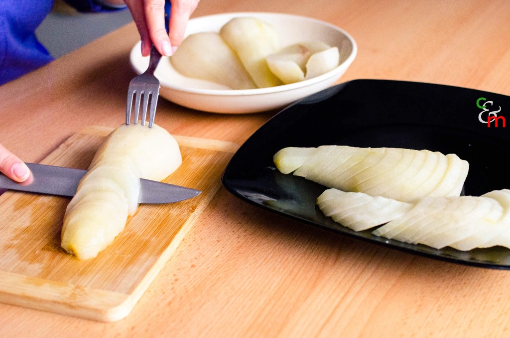 Tagliate le pere a fettine tenendo il coltello inclinato in modo che le fettine siano più lunghe.
