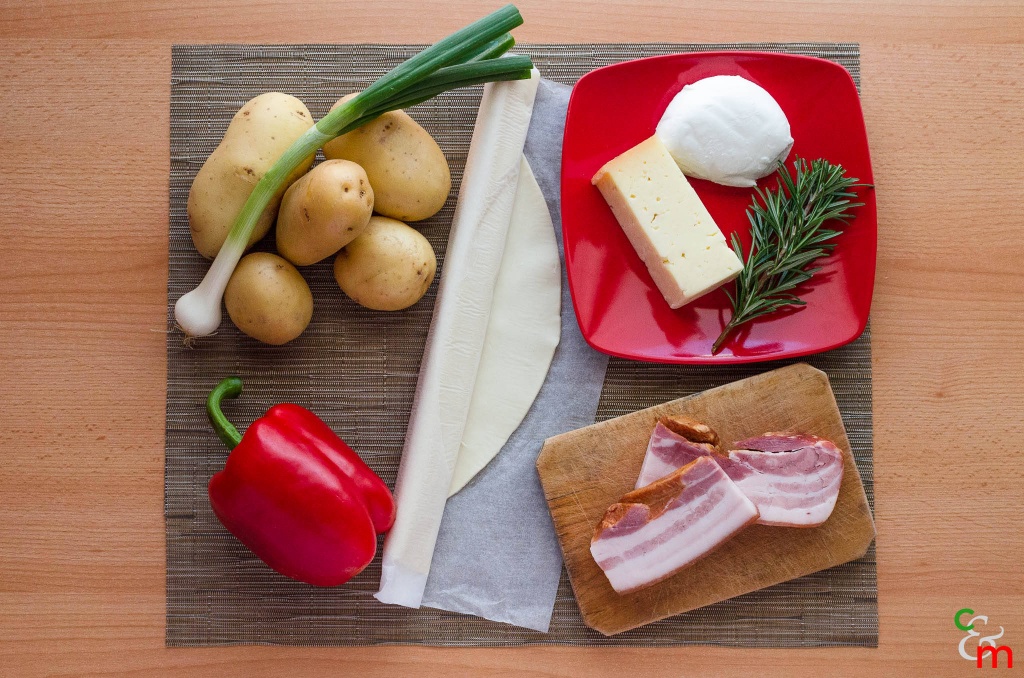 Ingrediente pentru placinta sarata cu cartofi, ardei grasi si bacon