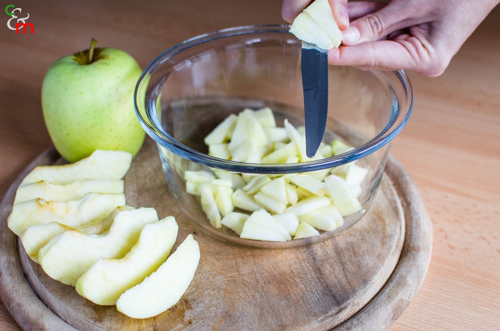 Pelate e tagliate le mele in piccoli pezzi