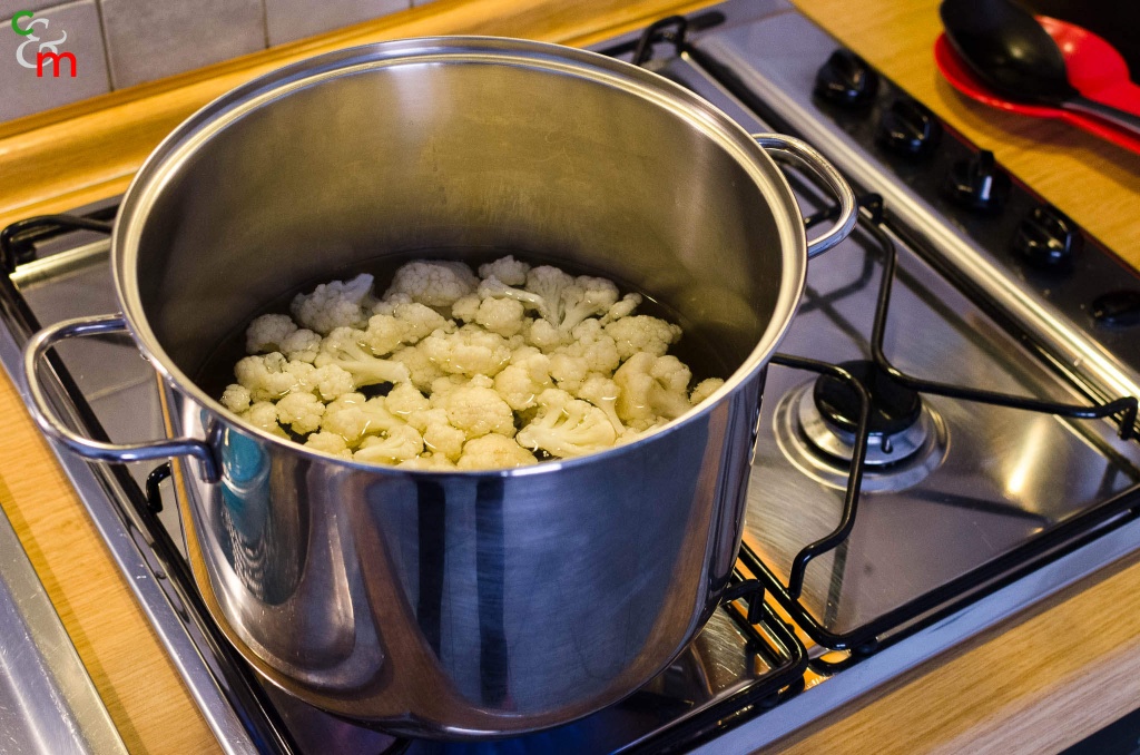 Tagliate il cavolfiore a pezzetti, lavatelo e mettetelo a cuocere in acqua bollente salata per 6-7 minuti.