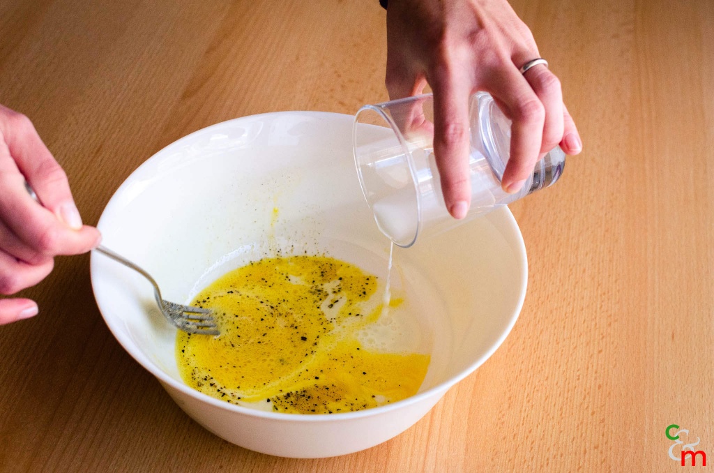 Sbattete l&#039;uovo, aggiungete il sale fino, il pepe e il latte, e mescolate.
