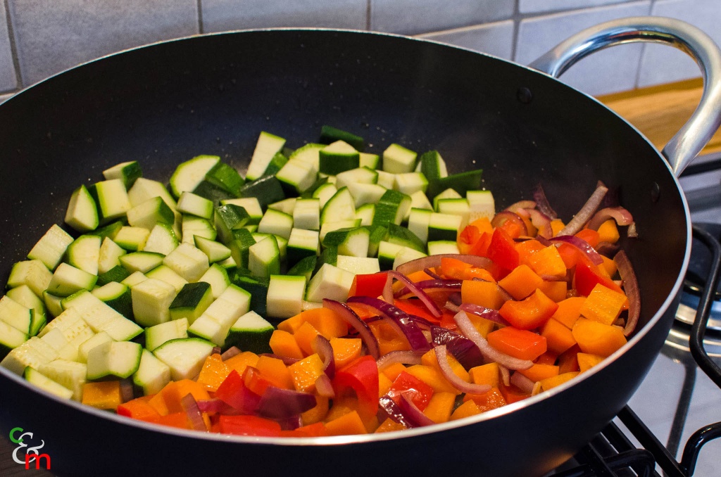 Aggiungete poi le zucchine, la melanzana e i pomodorini ogni volta separatamente, come descritto nella ricetta.
