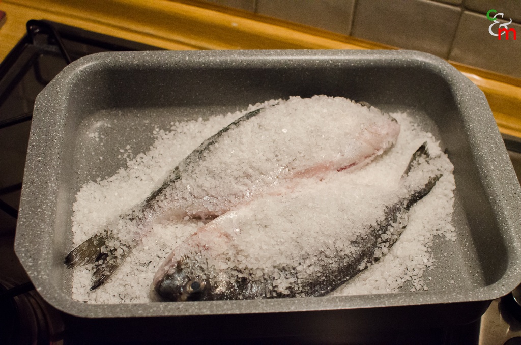 Cospargete il fondo di una teglia di sale grosso, adagiatevi i pesci, ricopriteli di sale e infornate il tutto