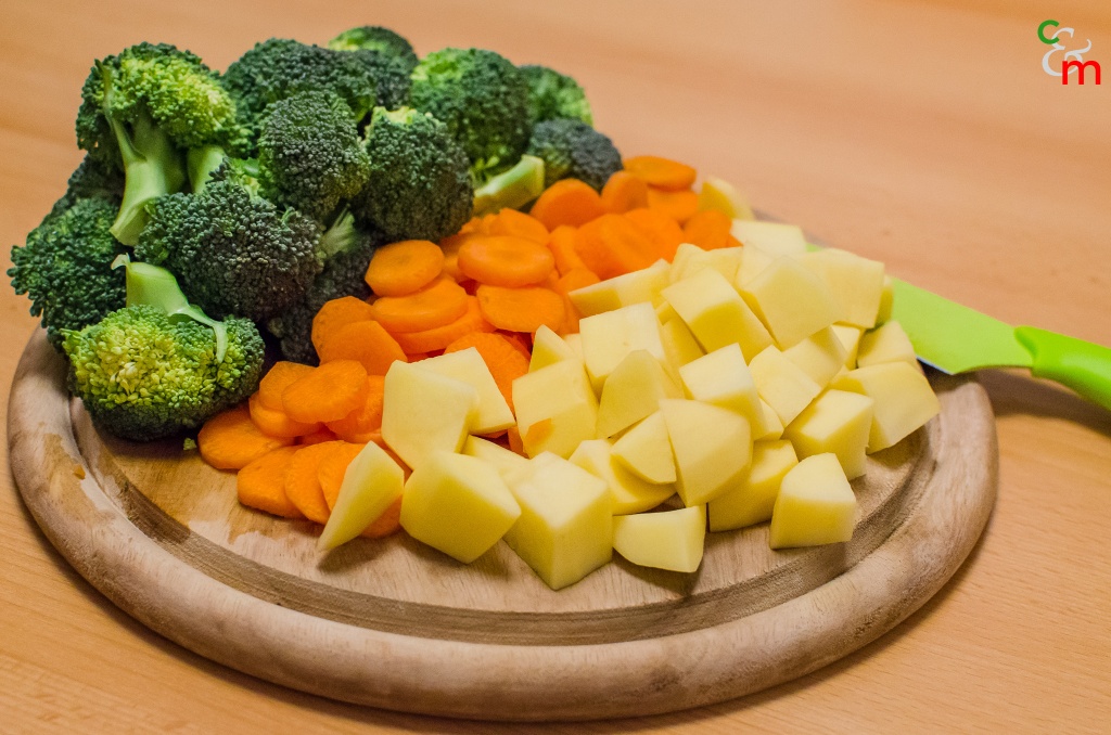 Mondate e tagliate a cubetti le verdure. Fatele bollire in abbondante acqua salata, aggiungendo i broccoli un quarto d&#039;ora più tardi delle altre verdure