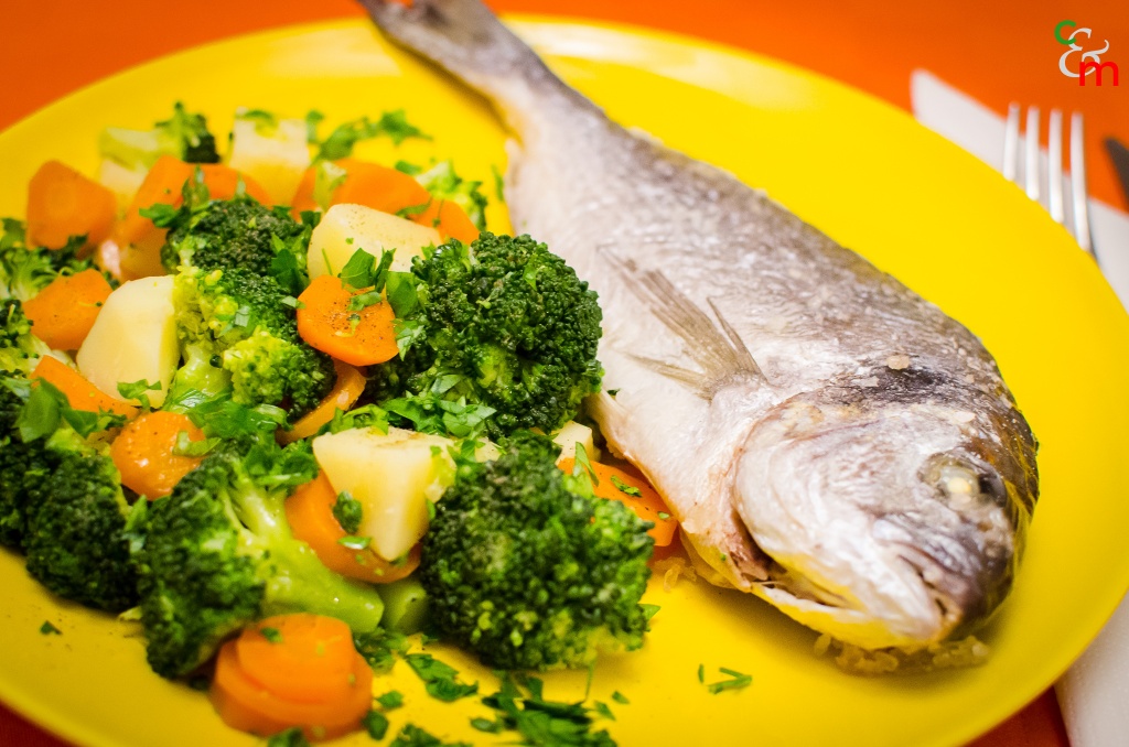 Dopo mezz&#039;ora sfornate il pesce, pulitelo dal sale e servitelo con le verdure condite con olio extravergine di oliva, pepe e prezzemolo tritato