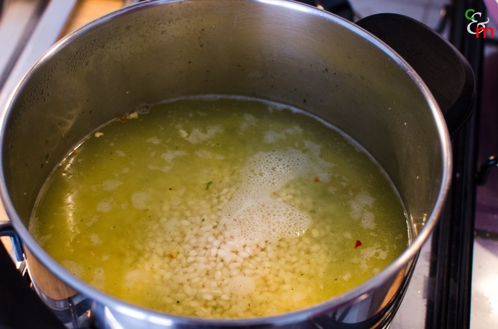 Mettete a bollire l&#039;acqua e quando comincia a bollire aggiungete il dado vegetale e il riso
