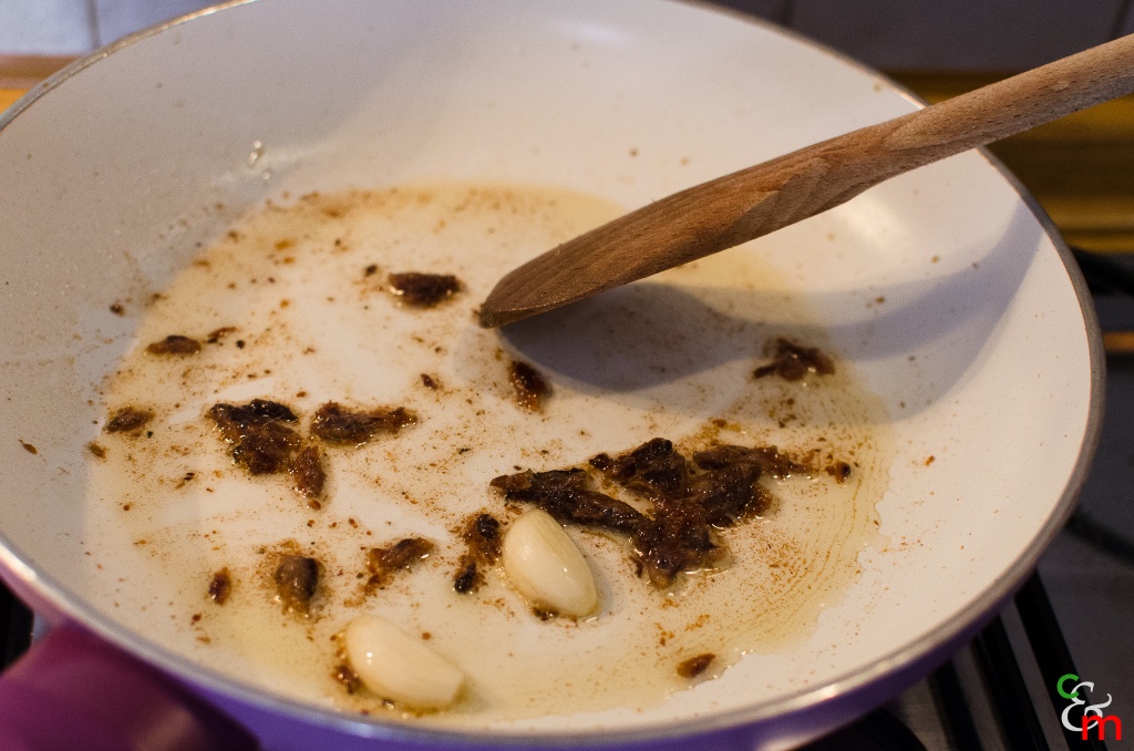 Nel frattempo mettete le acciuge e l&#039;aglio a scaldare in una padella con dell&#039;olio caldo