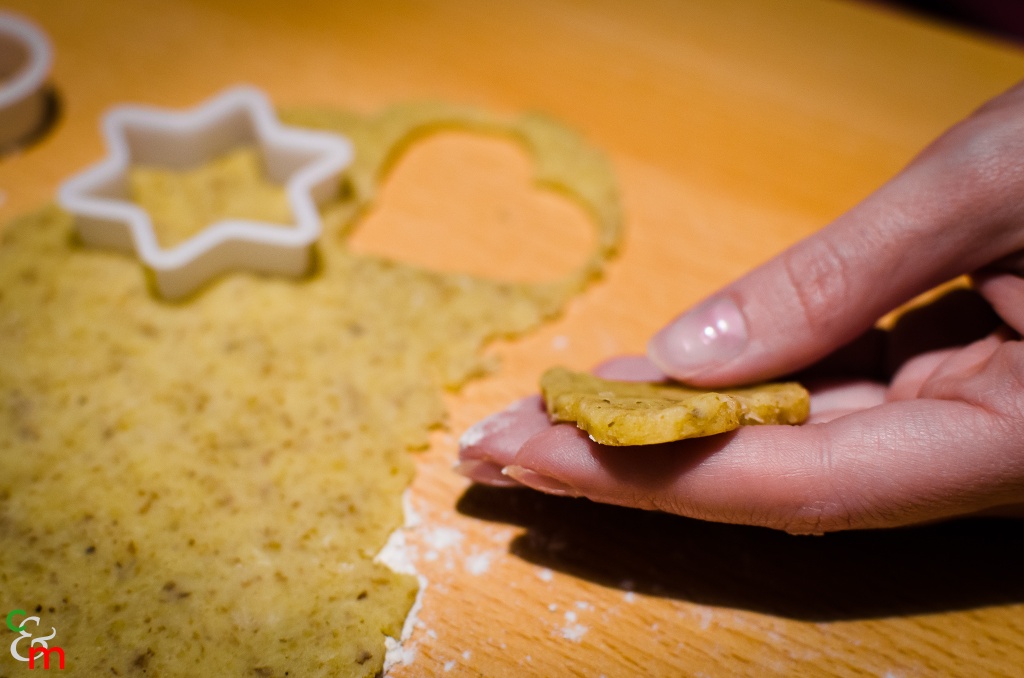 Preparate i biscotti della forma che preferite. Per esempio, stendete l&#039;impasto per ottenere uno spessore di non meno di 2-3 mm e usate delle formine