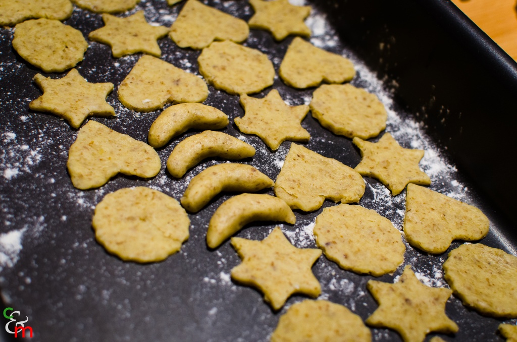 Predisponete i biscotti in una teglia con un po&#039; di farina e metteteli in forno preriscaldato a 180 gradi