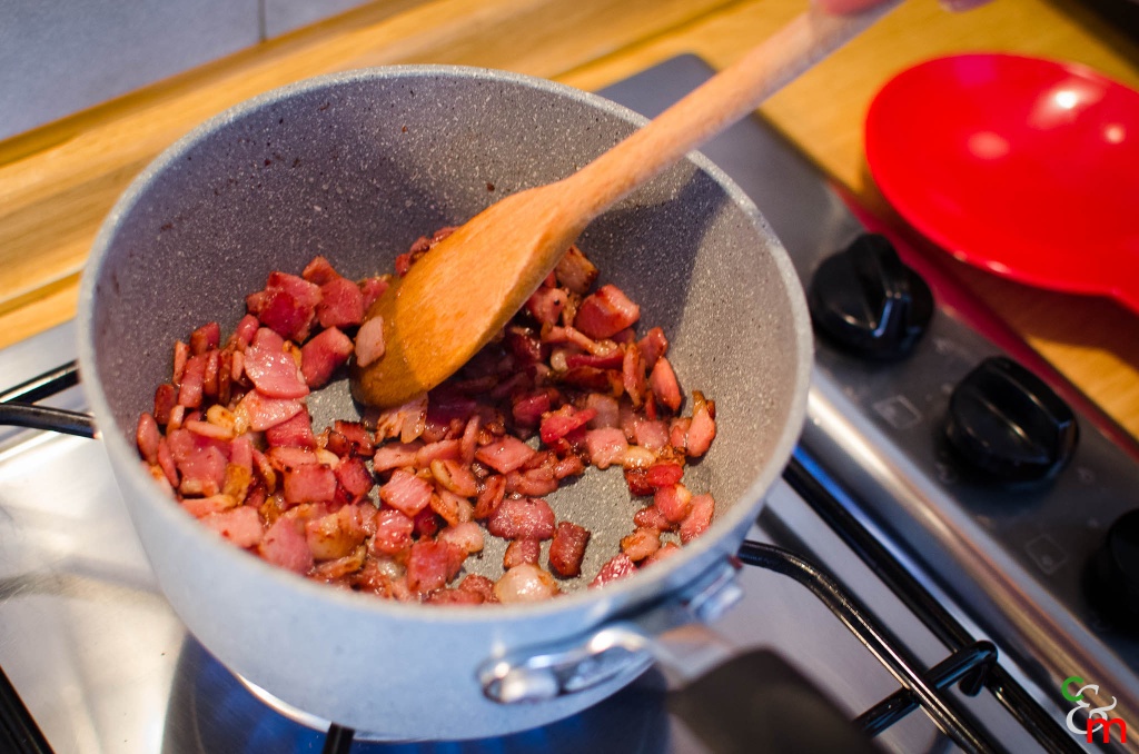 Rumeniti baconul si la final separati-l de grasime