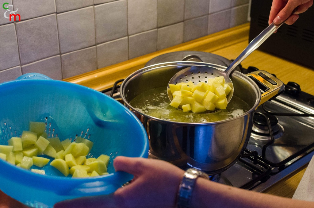 Scottate le patate tagliate a cubetti per 7-8 minuti in acqua già bollente e leggermente salata.