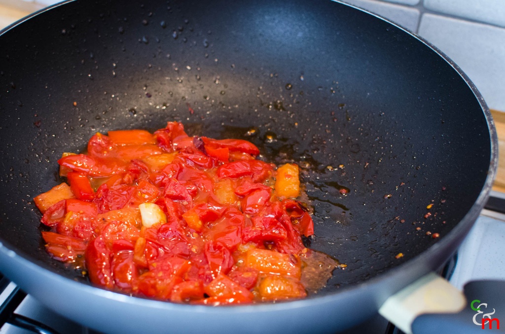 Sughetto base con olio, pomodorini, peperoni e aglio
