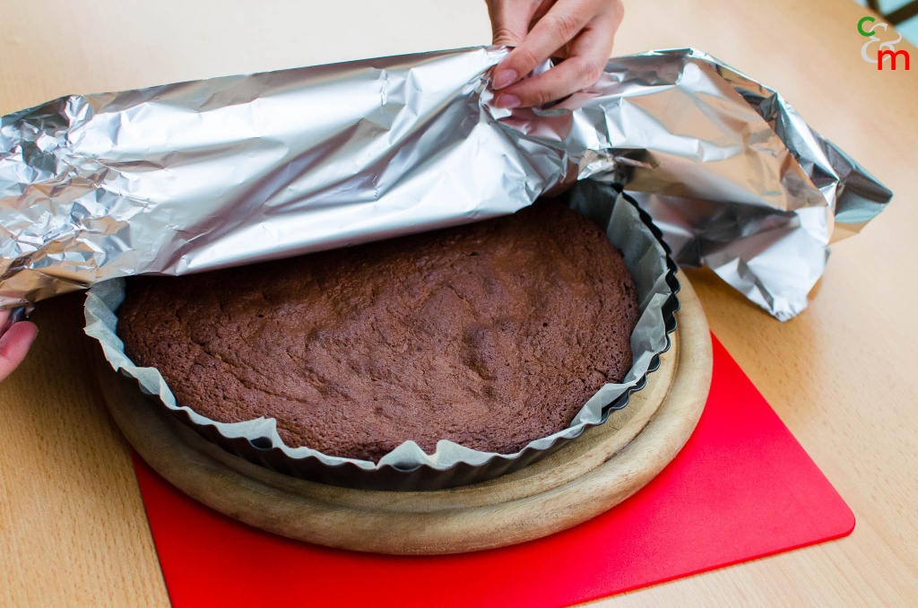 Cuocete 25 minuti a 180º, ricoprite la torta ancora calda con la carta stagnola e lasciate raffreddare